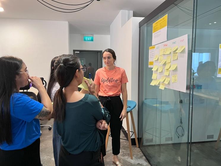 Marie s'adresse à des femmes.