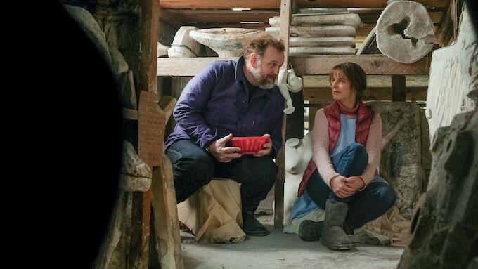 les 2 acteurs assis par terre