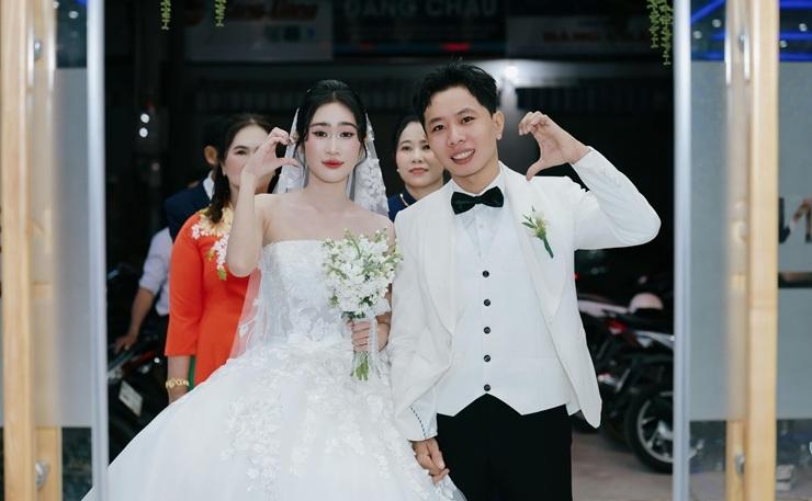 Modernisation du mariage vietnamien passant par l’introduction de la robe de mariée blanche et le costume occidental.