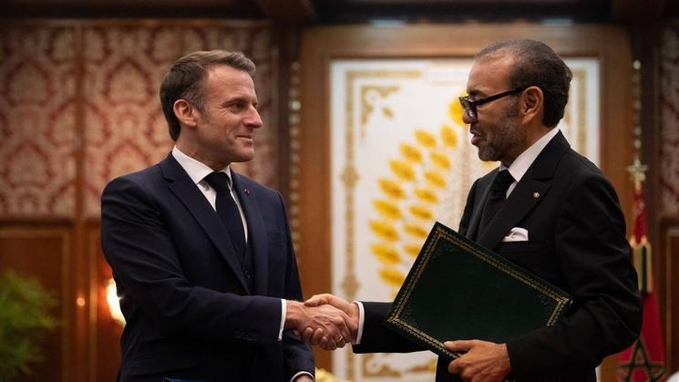 Emmanuel Macron serre la main à Mohammed VI au Maroc
