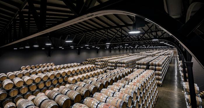 la Bodega avec des centaines de tonneaux de vin marques de Murrieta