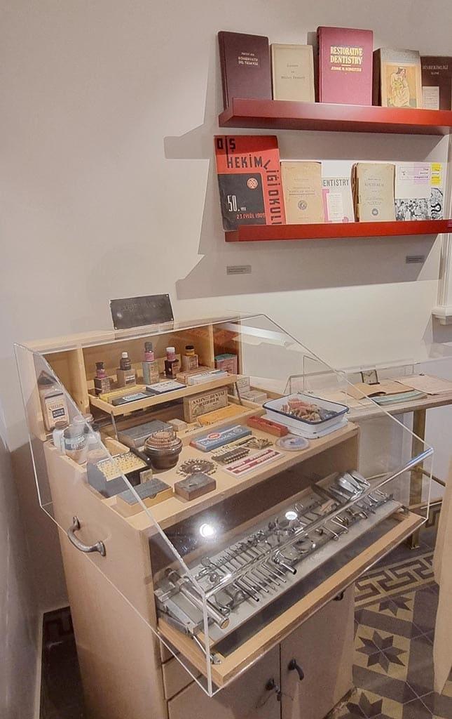 Matériel d’orthodontie d’Ayşe Mayda exposé au musée Arkas Sanat Göztepe à Izmir
