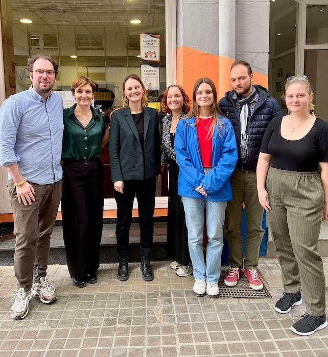 La sénatrice Mathilde Ollivier devant le siège de La Base Culture à Valencia
