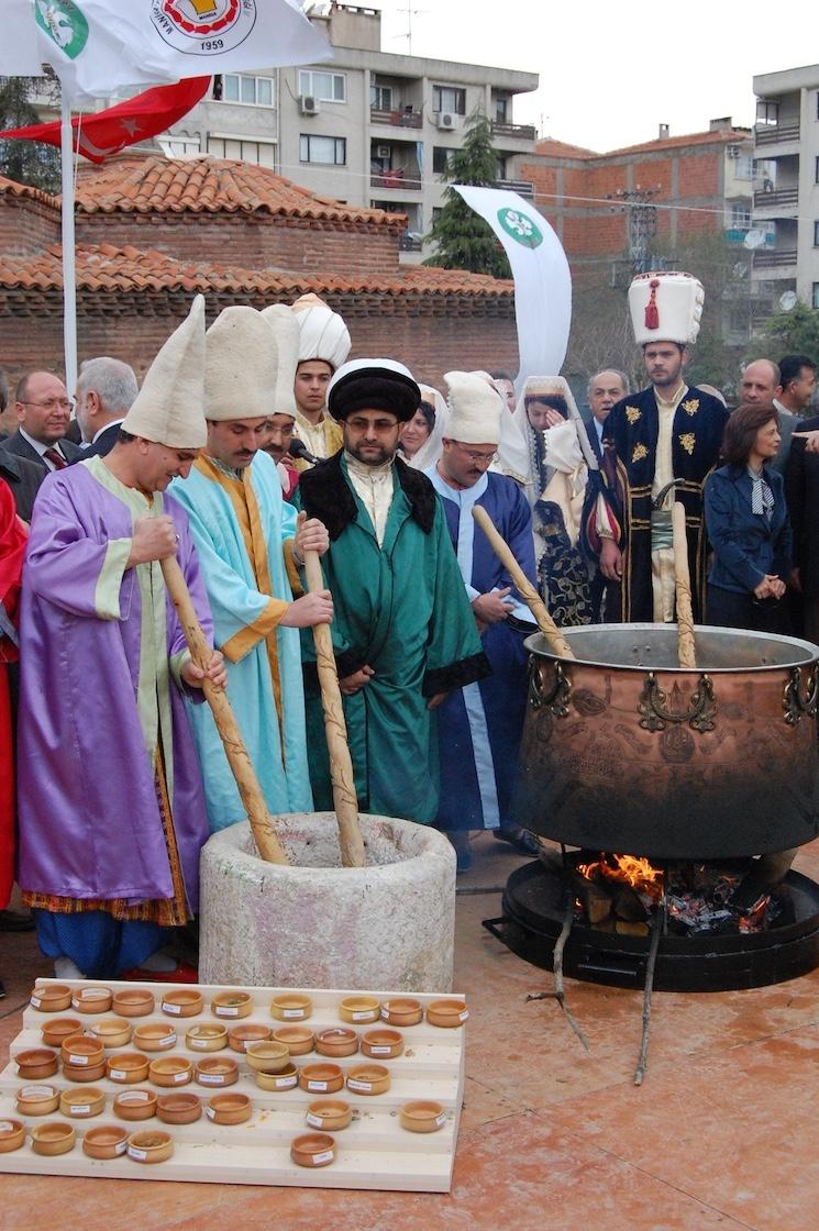 Préparation du mesir macunu lors du festival de Manisa en Turquie, rituel traditionnel aux 41 épices