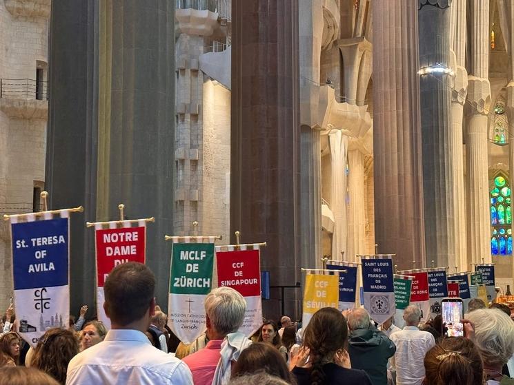 fideles francophones dans la sagrada familia