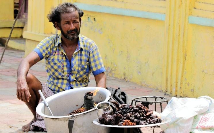 Un vendeur de remèdes miracles près d'un temple à Chennai