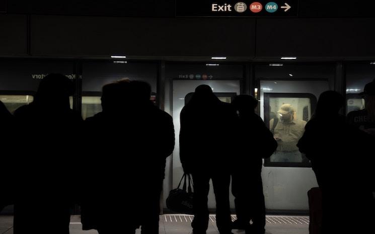 des personnes attendent le métro à Copenhague