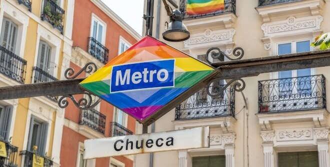 station metro chueca à madrid aux couleurs arc en ciel lgbt