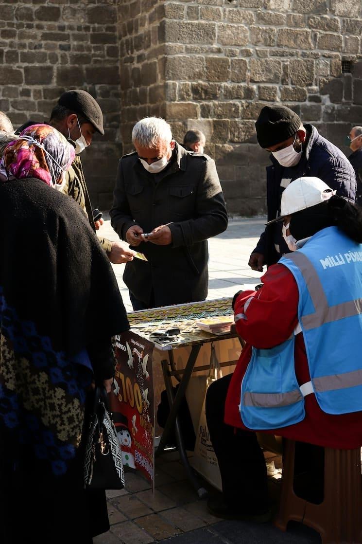 Vente de billets de loterie Milli Piyango dans la rue à Istanbul, joueurs autour d’un stand de jeu