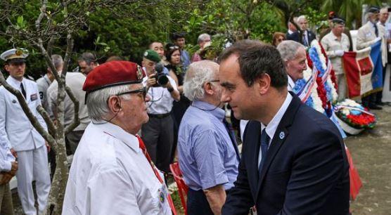 ministre des Armées à Dien Bien Phu, qui salue un ancien combattant