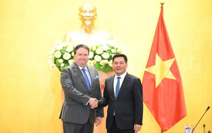 Ministre vietnamien de l’industrie et du commerce et l’ambassadeur des Etats-Unis au Vietnam