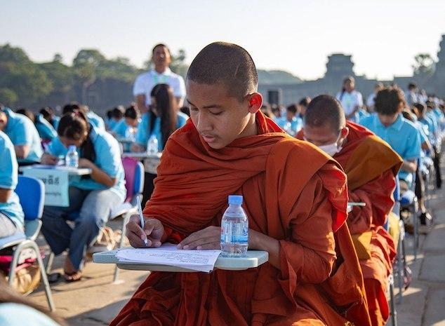 moine à la dictée d'angkor