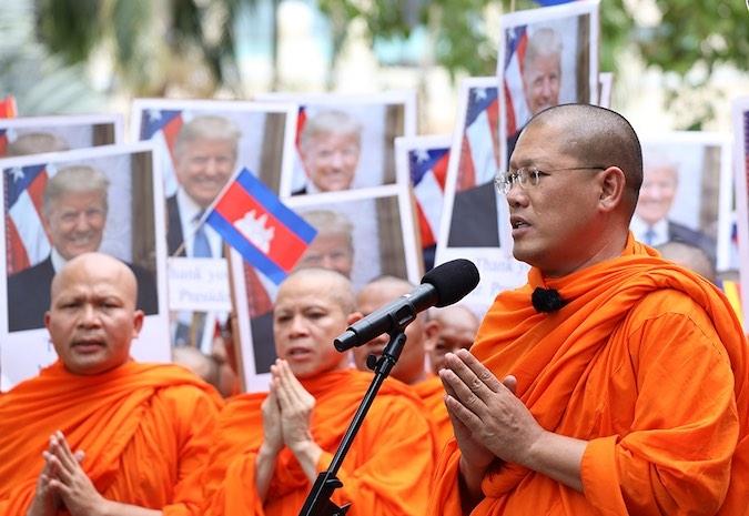 moines bouddhistes et trump