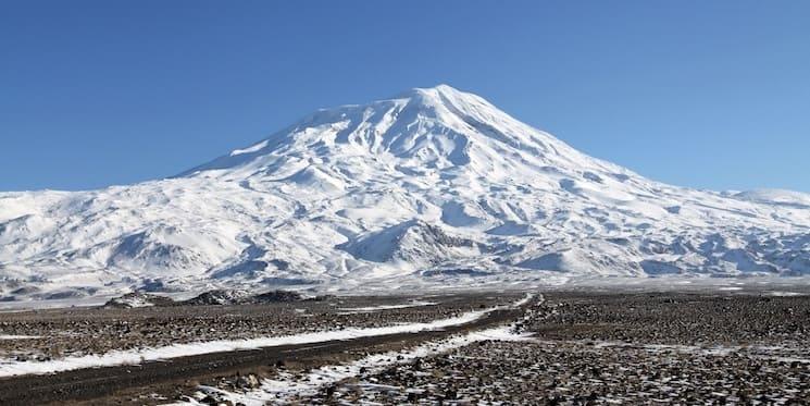 Vue dégagée sur le mont Ararat enneigé, avec un sentier en approche depuis la plaine de Doğubayazıt