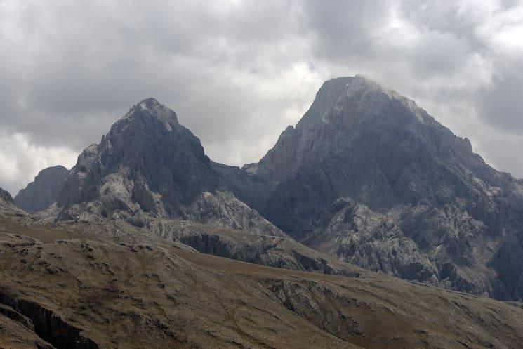 Vue du Mont Demirkazık dans la chaîne des montagnes Aladağlar, avec des sommets acérés et un paysage rocailleux