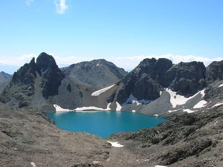 Panorama du Mont Kaçkar en Turquie avec un lac alpin et des montagnes enneigées autour