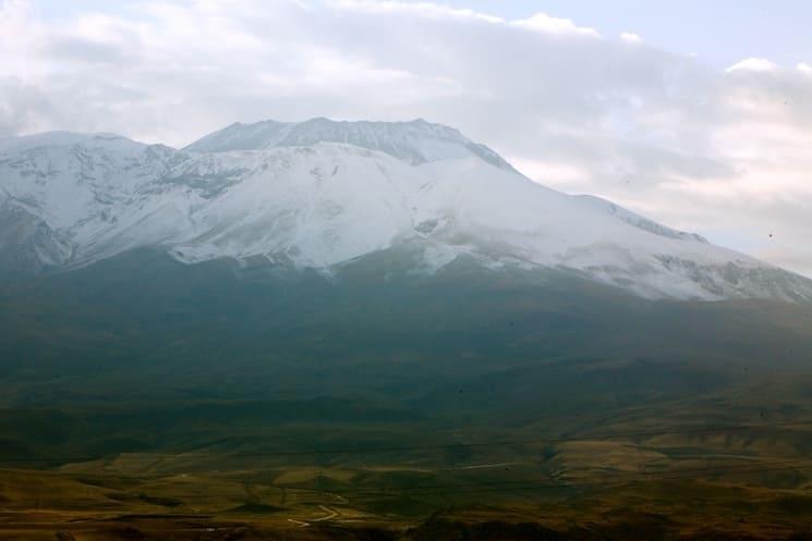 Le Mont Suphan en Turquie, volcan éteint avec des sommets enneigés et une vue spectaculaire sur le lac de Van