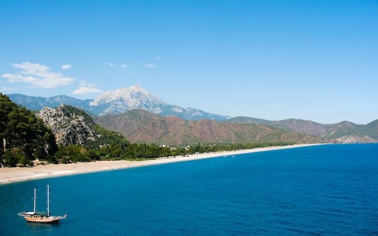 Vue sur la plage d’Olympos et le mont Tahtalı sur la côte lycienne, dans le sud de la Turquie.