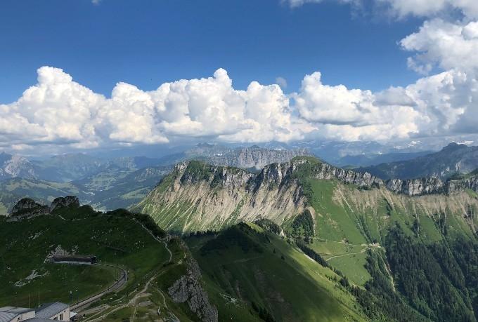 Les montagnes au dessus de Montreux en Suisse