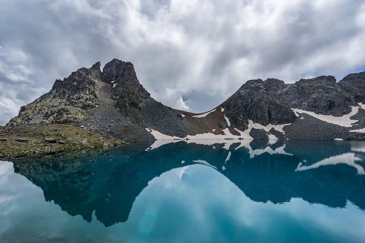 Lac d’altitude et sommets enneigés dans les monts Kaçkar, région de la mer Noire, Turquie