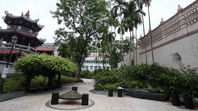 Le temple (à gauche) vu du parc Telok Ayer green (© NParks)
