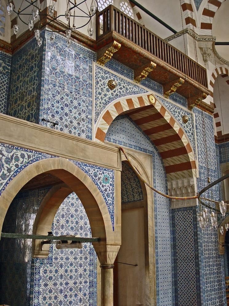 Détail des carreaux d’Iznik dans la Mosquée Rüstem Paşa à Istanbul, chef-d’œuvre ottoman du XVIe siècle