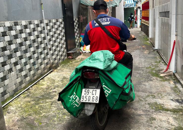 Une moto qui transporte des marchandises au Vietnam