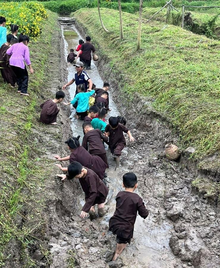 Jeux dans la boue et chasse aux escargots à Somo Farm