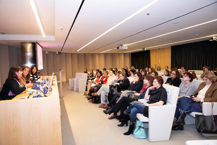 la salle pleine de monde pour la conférence