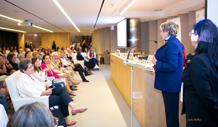 la Consule de France parle devant une audience attentive