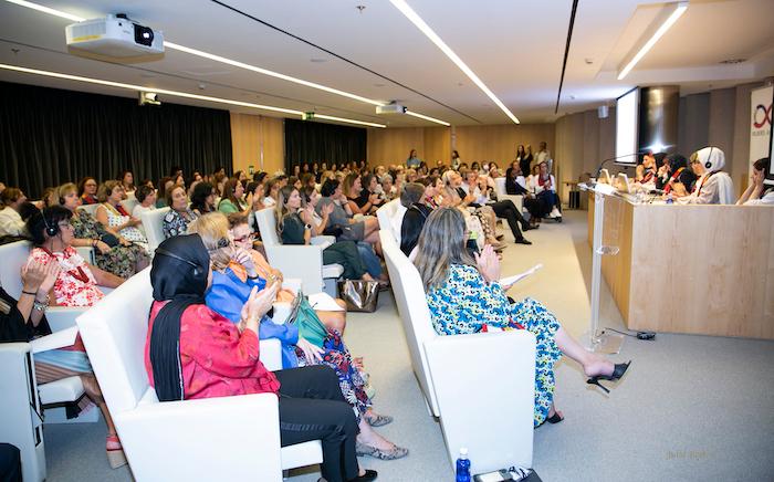 la salle de la conférence est bondée