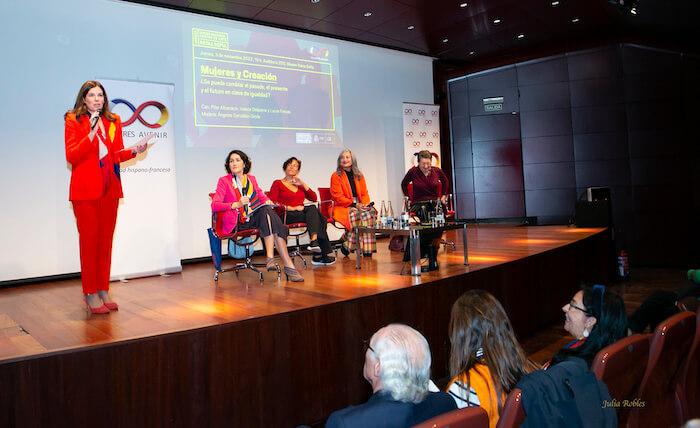 la presidente de mujeres avenir parle devant les gens