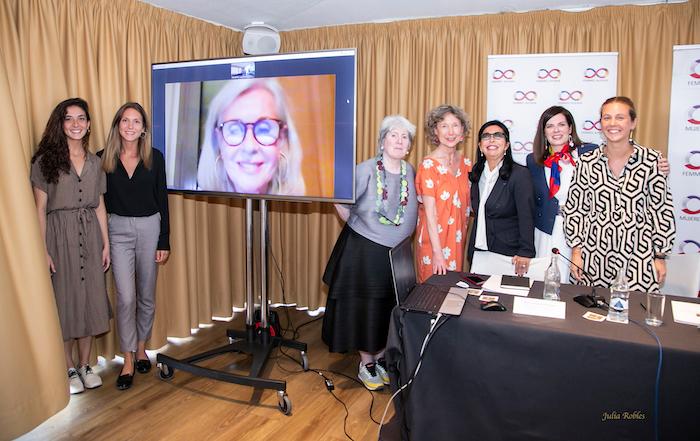 des membres de mujeres avenir et l'auteur du livre posent pour la photo