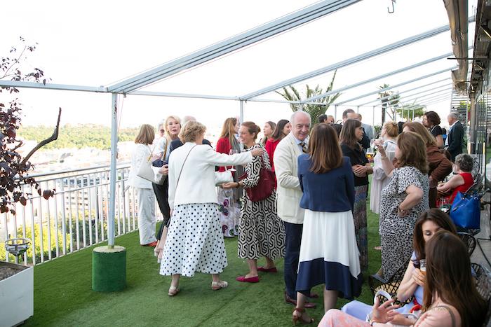 les assistants ont profité de la terrasse