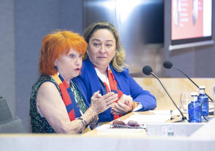 la professeure Julia Sevilla Merino en train de présenter son livre à coté de la modératrice