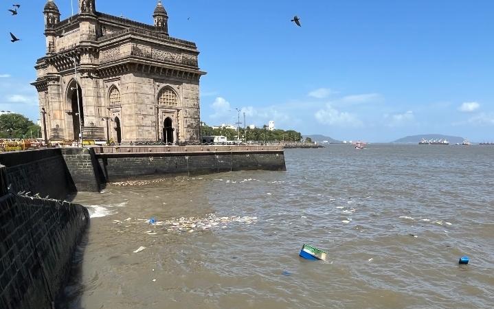 La pollution plastique dans la mer devant le Gateway of India à Mumbai