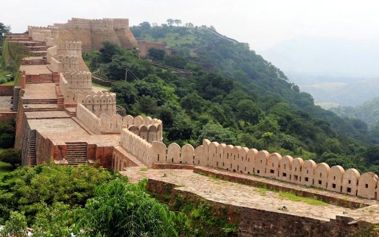 La muraille de la forteresse de Kumbalghar dans le Rajasthan