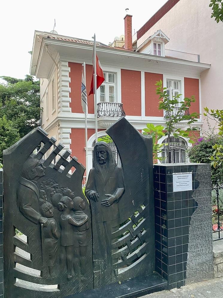 Entrée du musée Barış Manço à Istanbul, dédié à l’icône de la musique turque, avec une sculpture commémorative en façade.