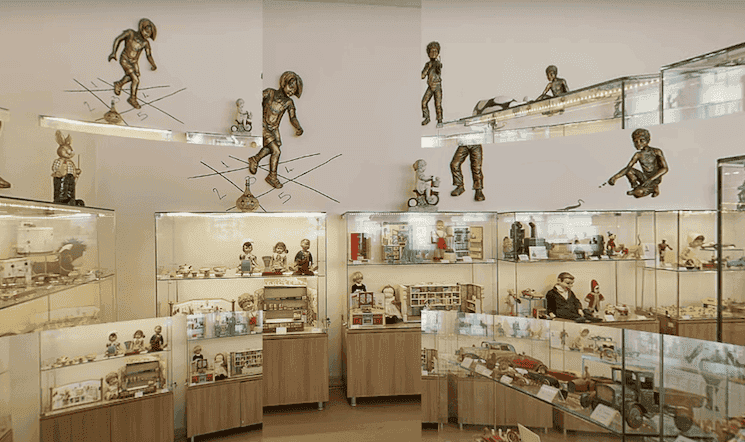 Intérieur du Musée des Jeux d’Izmir, présentant une collection de jouets anciens, poupées, voitures miniatures et figurines vintage exposées dans des vitrines.
