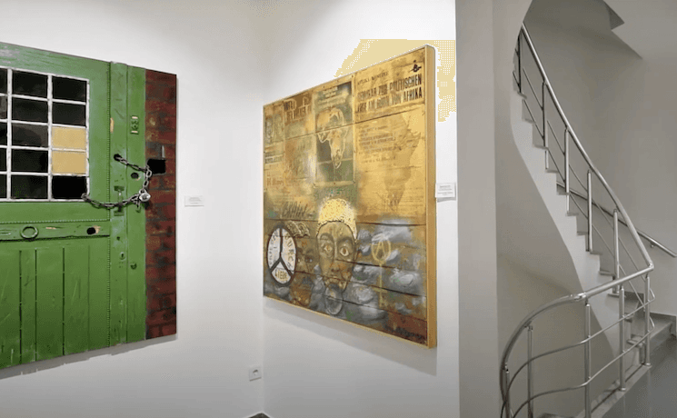 Exposition d’art contemporain au Musée Doğançay à Istanbul, mettant en avant des œuvres du duo Adil et Burhan Doğançay.