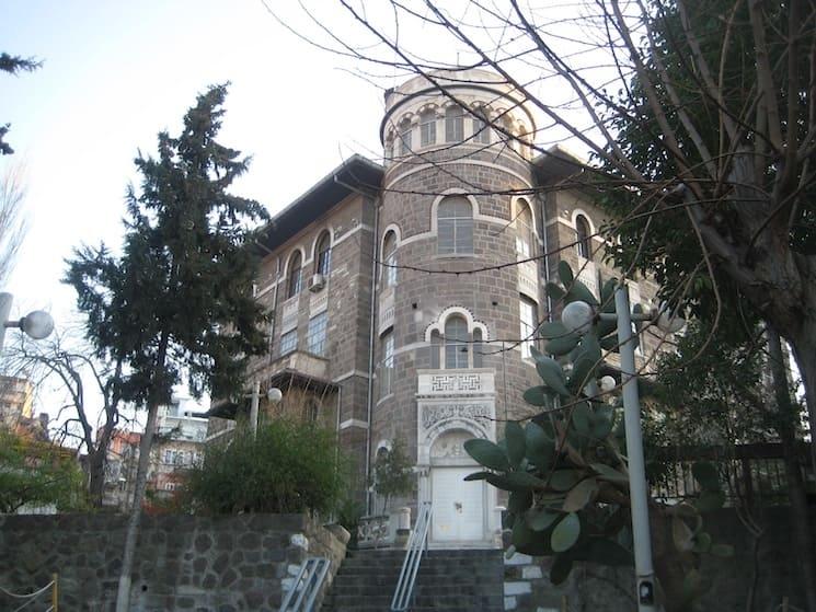 Façade du musée d’Ethnographie d’Izmir, installé dans un ancien hôpital du XIXe siècle à Konak