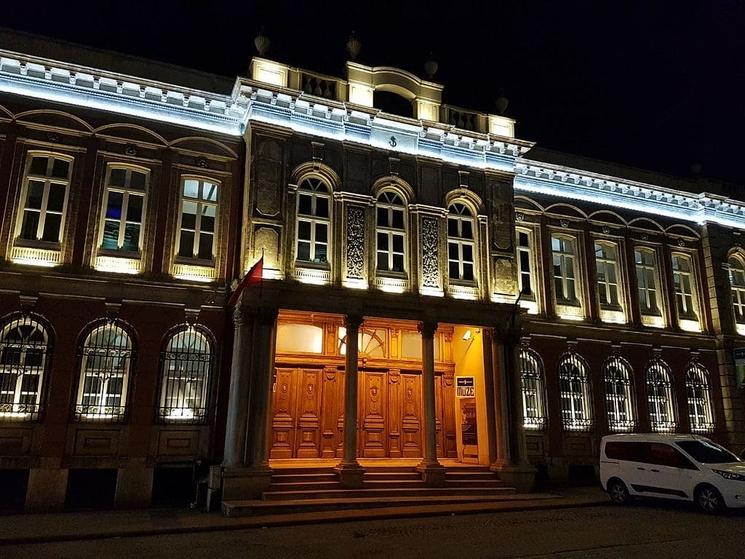 Façade du Musée İşbank à Istanbul, illuminée la nuit, un bâtiment historique dédié à l’histoire économique de la Turquie.