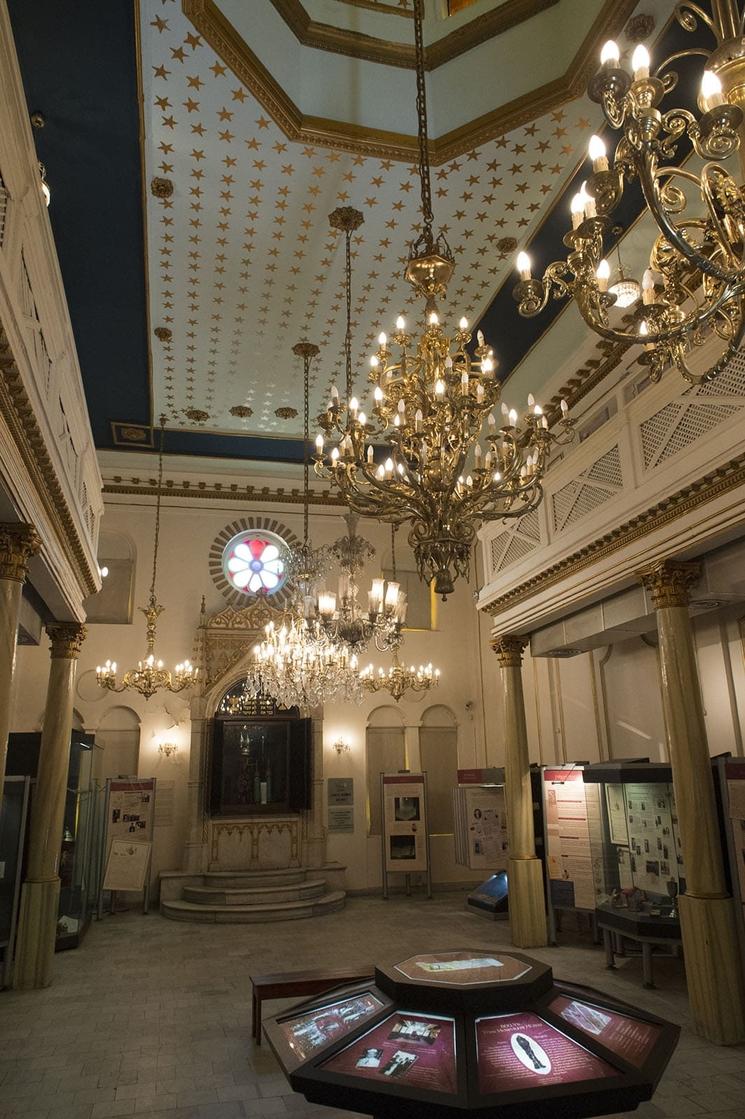 Intérieur du Musée Juif à Istanbul, installé dans l’ancienne synagogue Zulfaris, avec des expositions sur l’histoire juive en Turquie.
