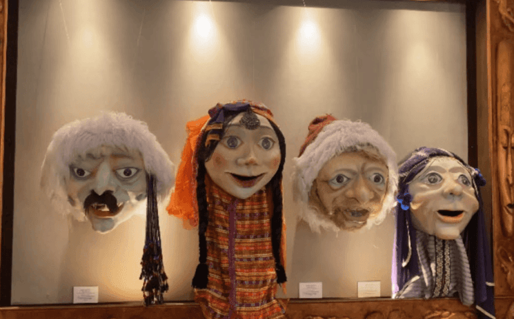 Masques traditionnels exposés au musée du Masque à Izmir, entre art et rituels culturels