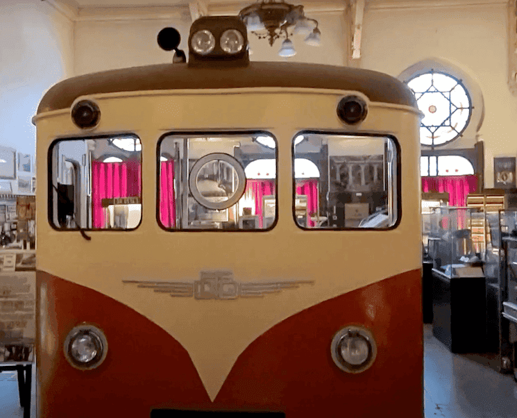 Intérieur du Musée de l’Orient-Express à la gare de Sirkeci, avec une locomotive emblématique du chemin de fer turc.
