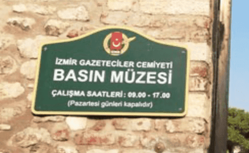 Plaque d’entrée du musée de la Presse d’Izmir, retraçant l’histoire des médias turcs