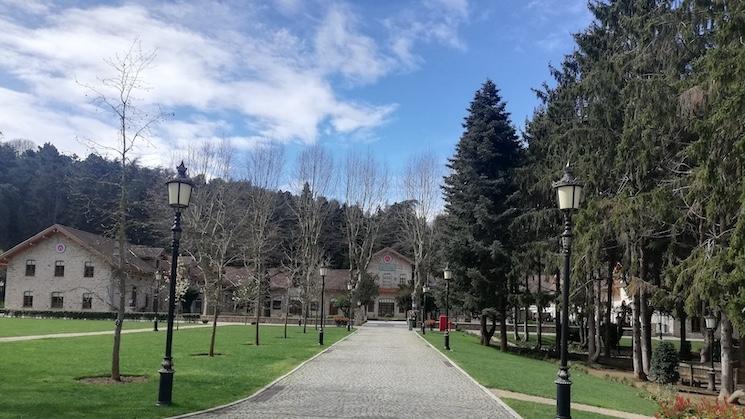 Musée du verre et du cristal de Beykoz à Istanbul, jardin et bâtiments historiques au printemps