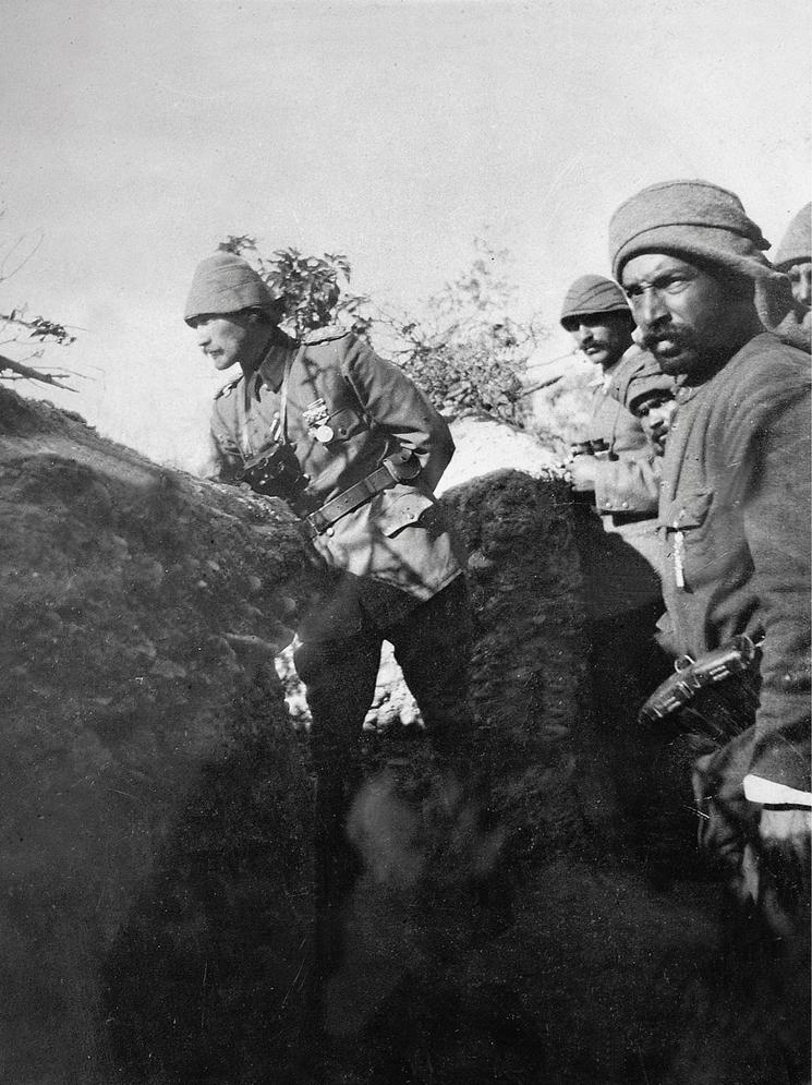 Mustafa Kemal Atatürk dans les tranchées de Gallipoli pendant la bataille de Çanakkale en 1915, observant le front aux côtés de soldats ottomans.