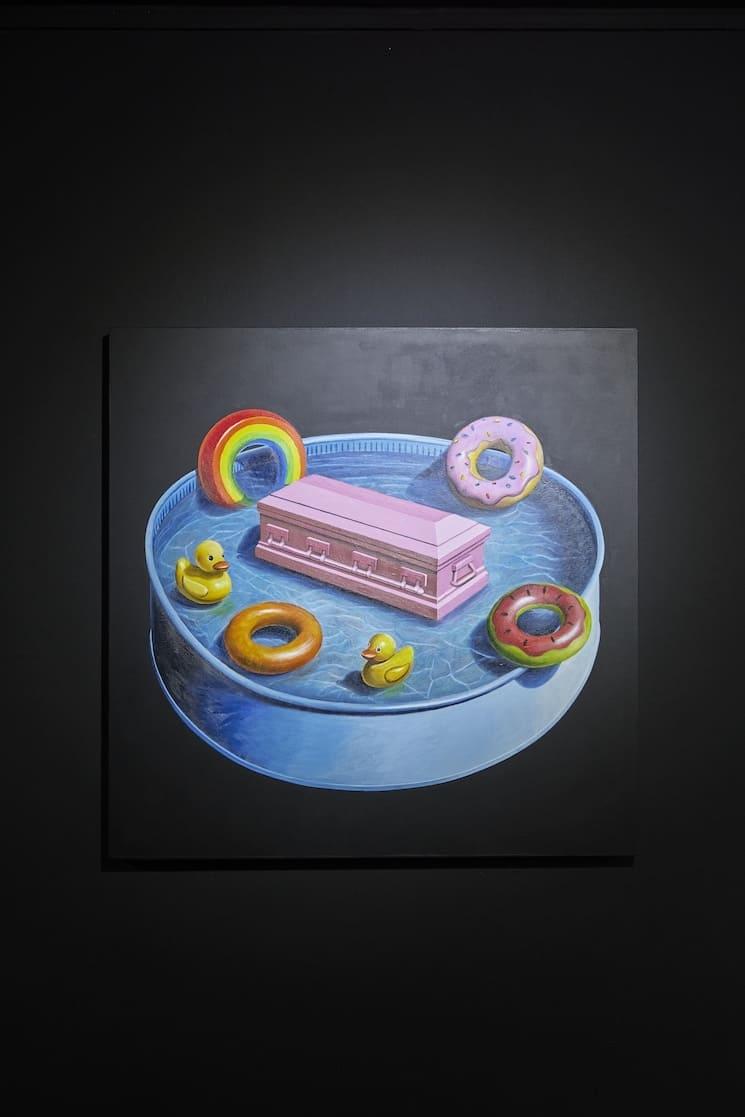 Œuvre Swimming Pool de Nathalie Rey, présentée dans l’exposition Innocide à la galerie RAST à Istanbul, 2025.