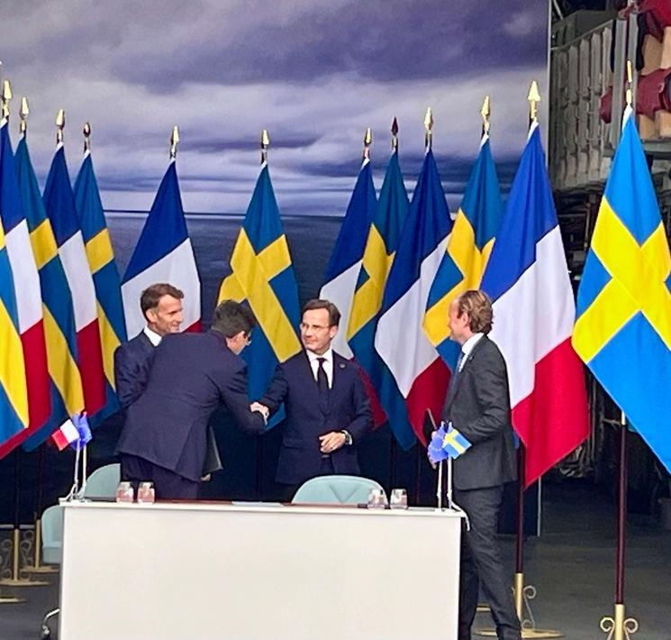 Pierre Éric Pommellet, PDG de groupe Naval Group et Mikael Granholm directeur de la FMV, l'Administration suédoise du matériel de défense signe le contrat de vente de quatre frégates